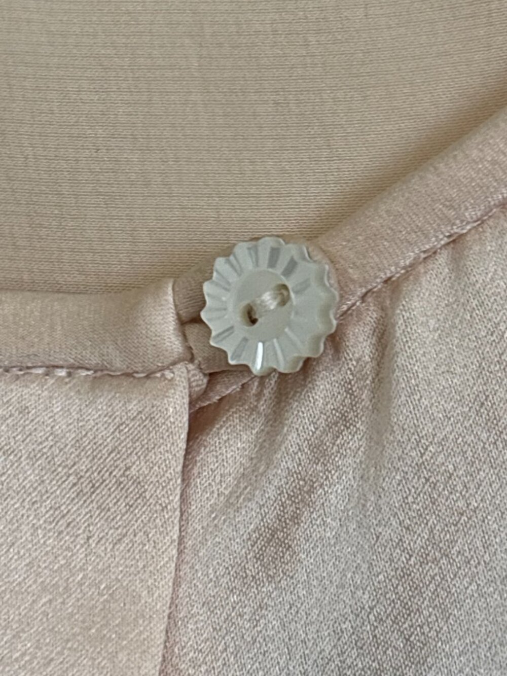 Tahari Cream Silk Women's Blouse Size 6 with Pearl Buttons and Draw String - Picture 4 of 11